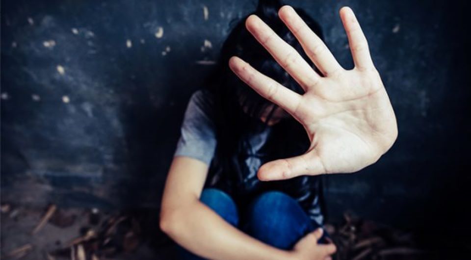 Rakousko: Turek- otec 6 dětí – se na zastávce pokusil znásilnit 17letou dívku