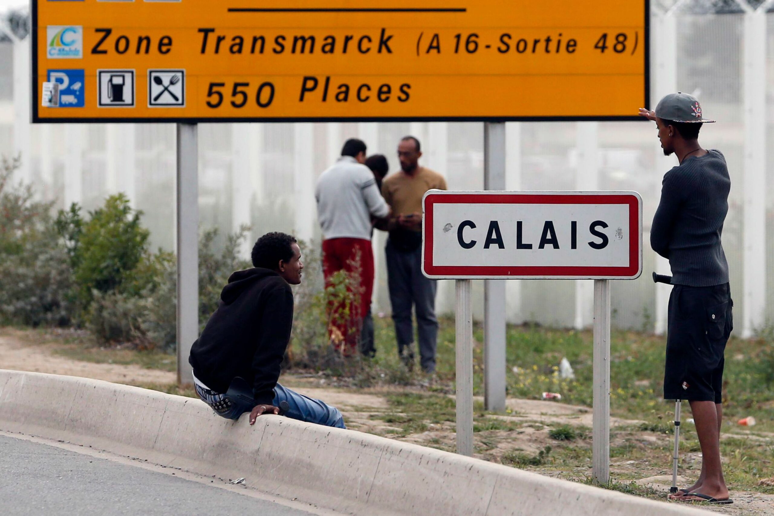 Calais: Podívejte se, jak naštvaný Arab přejel autem agresivní Eritrejce (video)