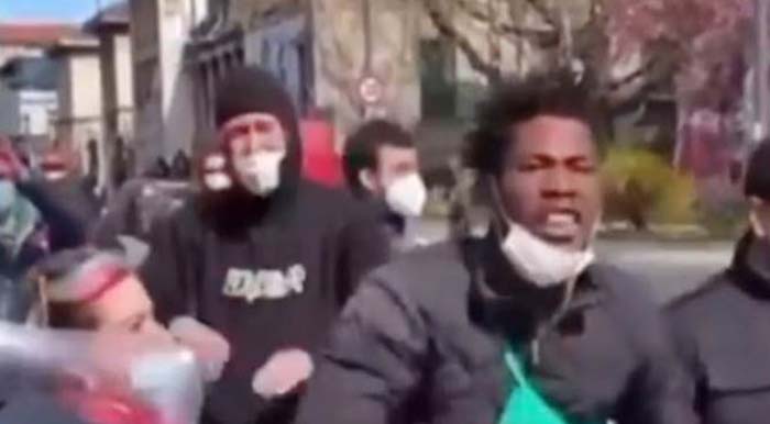 „Vy kreténi, my už tady zůstaneme!“, pokřikují afričtí vetřelci na Italy (video)5 (8)
