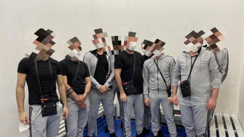 Devět džihádistů se vydávalo za volejbalový tým, snažili se dostat letadlem do Vídně