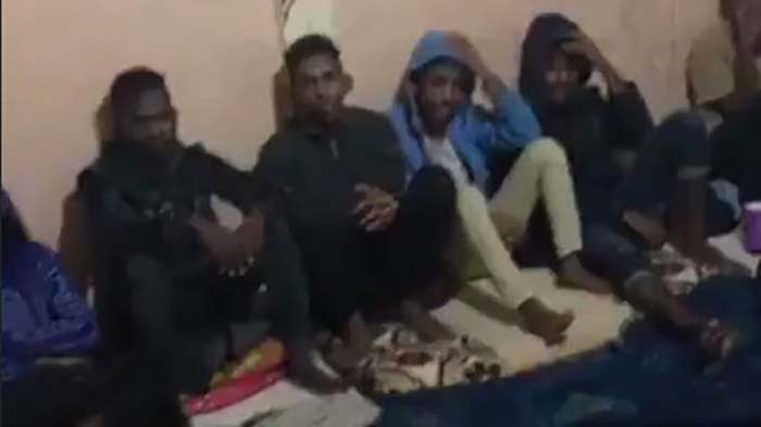 Podívejte se na doupě libyjských pašeráků, kde čekají jejich klienti na cestu do Evropy (video)