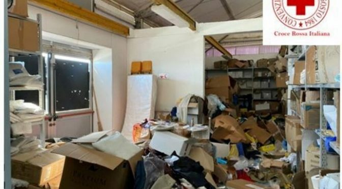 Itálie: Afričtí vetřelci zdevastovali interiér migračního centra a napadli personál i policisty5 (5)