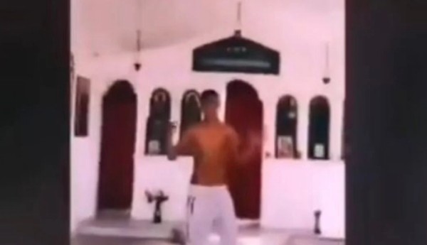 Muslimští vetřelci si natáčeli, jak znesvěcují řecký kostel (video)