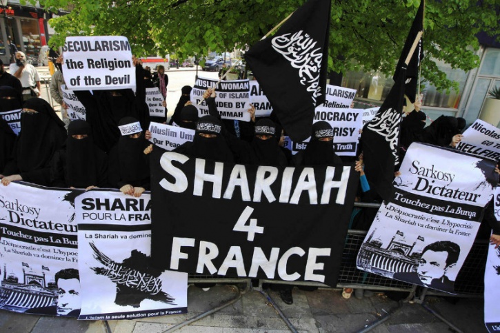 Muslimky ve Francii oblékají nemuslimky do hidžábů – islámská propaganda v praxi (video)5 (1)