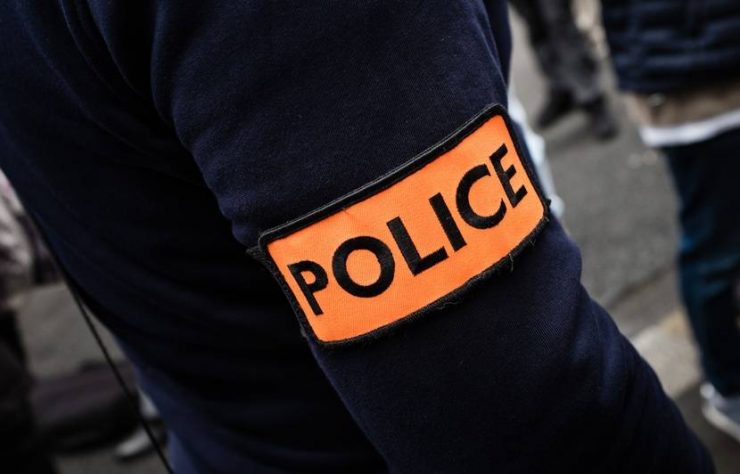 Francie: Policista v civilu byl pobodán Afričanem, když šel od bankomatu