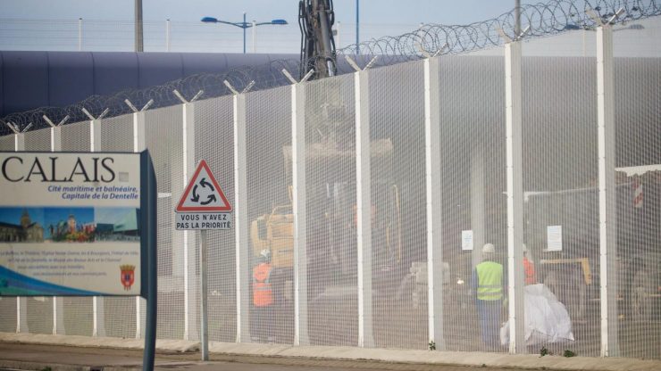 Přístav Calais: 100 vetřelců se pokusilo dostat přes plot, řidič kamionu byl zraněn5 (2)