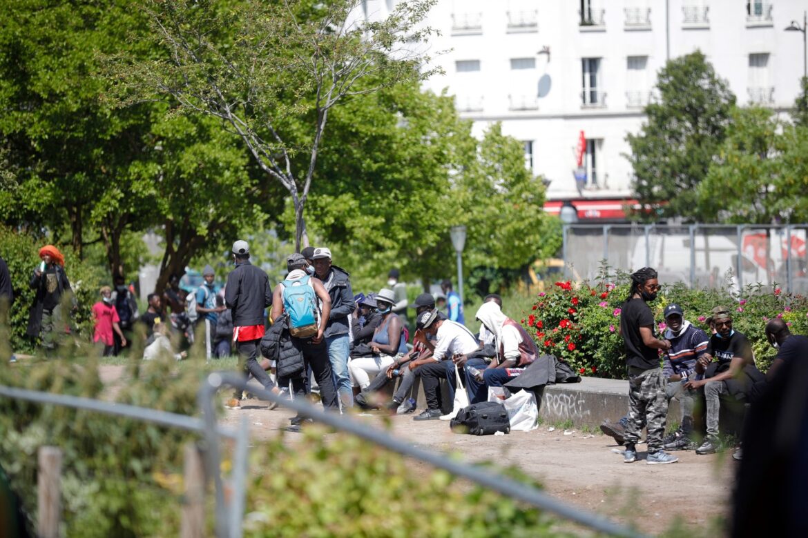 Nepokoje v pařížském parku, kde se schází narkomané a jejich dealeři (videa)5 (4)