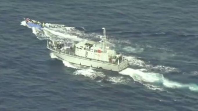 Podívejte se na záběry libyjské pobřežní stráže, střílející na loď s Afričany na cestě do Evropy (video)5 (2)