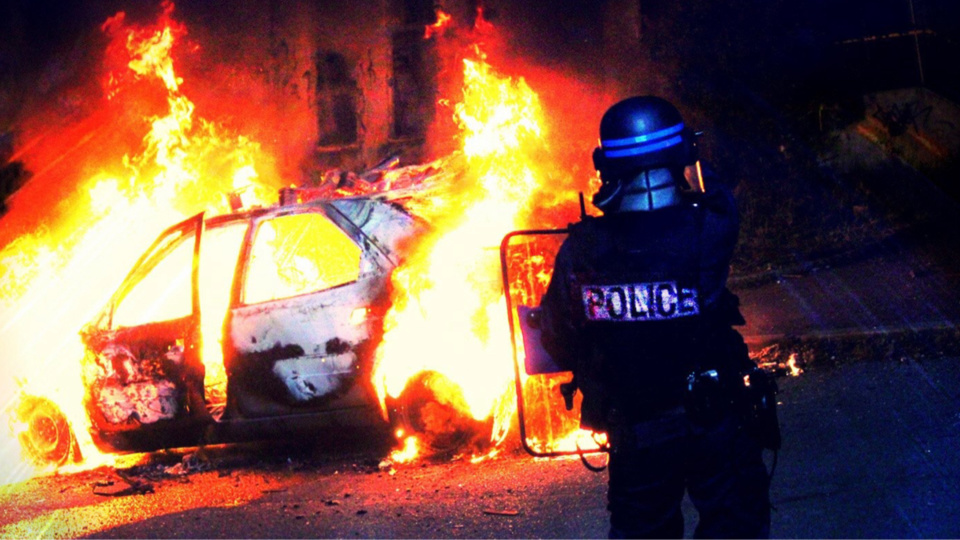 Francie: Gang 50 „mladíků“ vylákal policisty a hasiče do pasti4.8 (9)