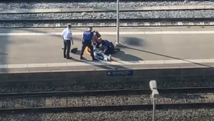 Švýcarsko: Muž vyhrožoval kolemjdoucím nožem a modlil se, policie ho zastřelila4.9 (8)