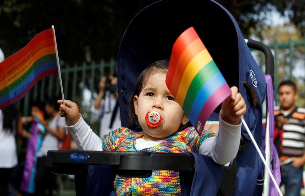 Velká Británie: Genderová klinika zprznila asi 3 tisíce dětí od 3 do 15 let