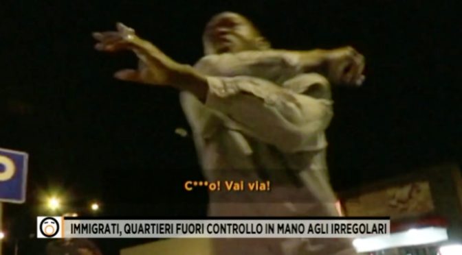 Podívejte se, jak afričtí vetřelci okupují ulice italských měst (video)