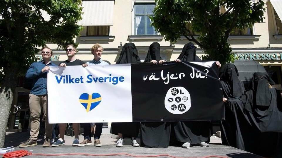 Mladí odpůrci islamizace Švédska rozdávali před střední školou propagační letáčky, vyvolali poprask (video)