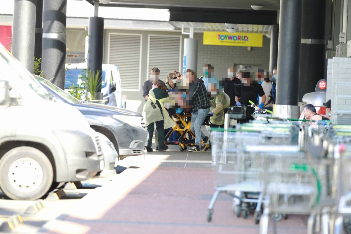 Nový Zéland: Muslim dnes útočil v supermarketu, pobodal 6 lidí, policie ho zastřelila (video)
