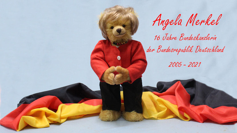 Německý výrobce hraček představil medvídka, kterého vyrobil na počest končící Merkelové