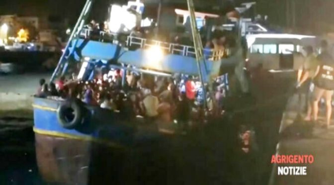 Na Lampedusu připlulo během 24 hodin téměř 1000 invazistů (video)