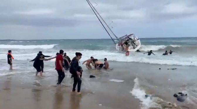 Další invazisté připluli přímo na pláž mezi koupající se Italy (video)5 (5)