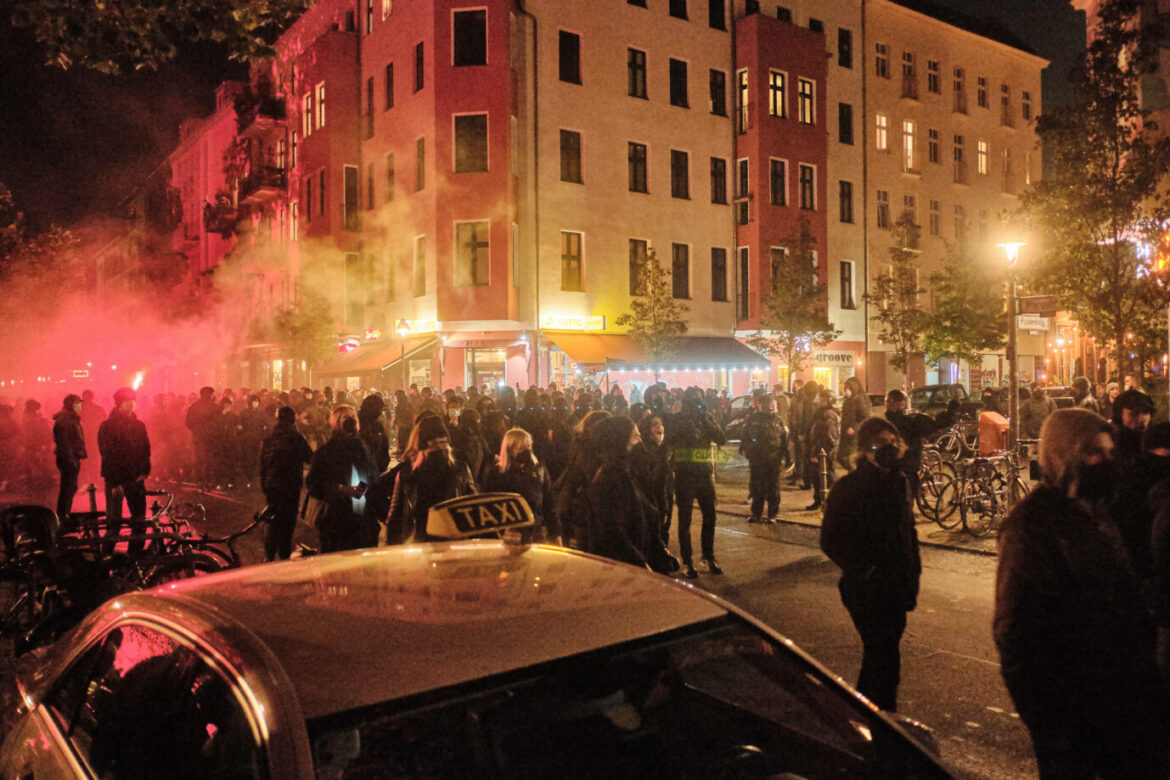 Německo: Při potyčkách s radikály z Antify bylo zraněno 46 policistů (video)