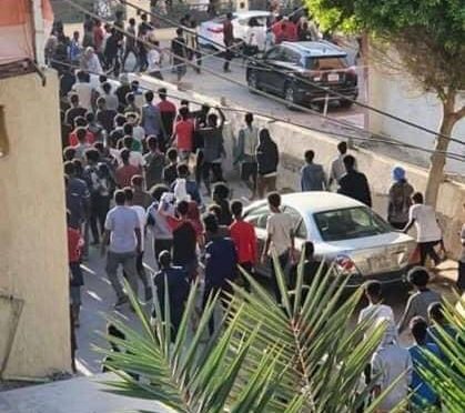 Libye: Ilegálové, kteří uprchli z vězení, řádí v ulicích, výsledkem jsou mrtví i zranění (video)