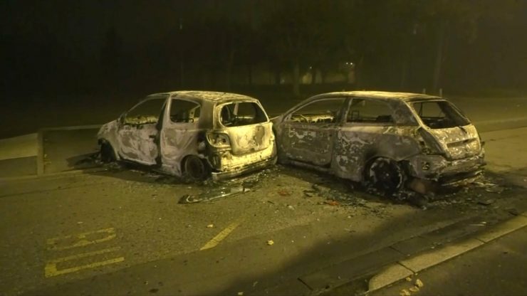 Francie: Další noc nepokojů – hořela auta, hasiči a policisté se ocitli pod palbou (video)5 (4)