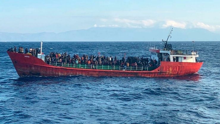 400 ilegálů přistálo na turecké lodi na řeckém ostrově Kos, Turci si je odmítají vzít zpět