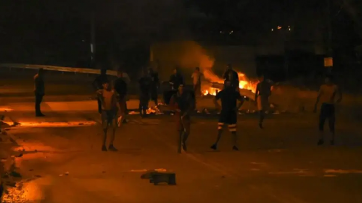 Vzpoura cikánů v Řecku – blokují silnice, bojují s policií a berou si děti jako štíty5 (6)
