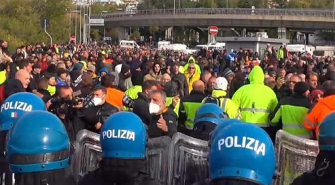 Už čtyři dny pokračují masové protesty v Itálii, přístavy jsou blokovány, vláda útočí slzným plynem, vodními děly i obušky (videa)