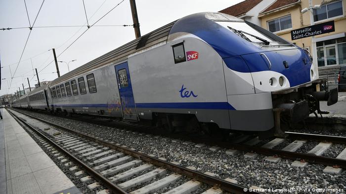 Ve Francii přejel vlak 4 Araby – 3 mrtví a jeden zraněný