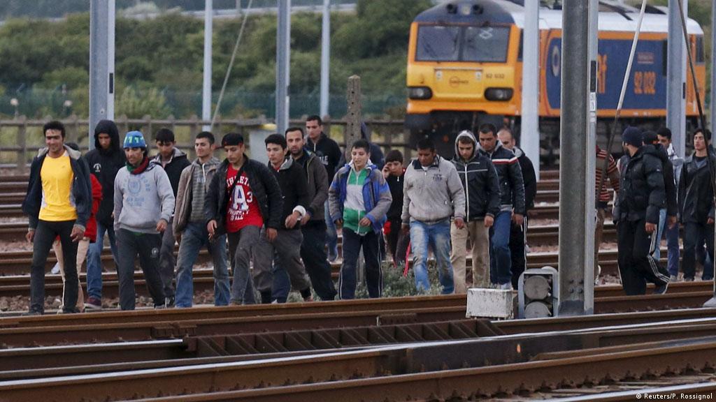 U francouzského Calais srazil včera vlak 4 ilegály – jeden mrtvý, tři zranění