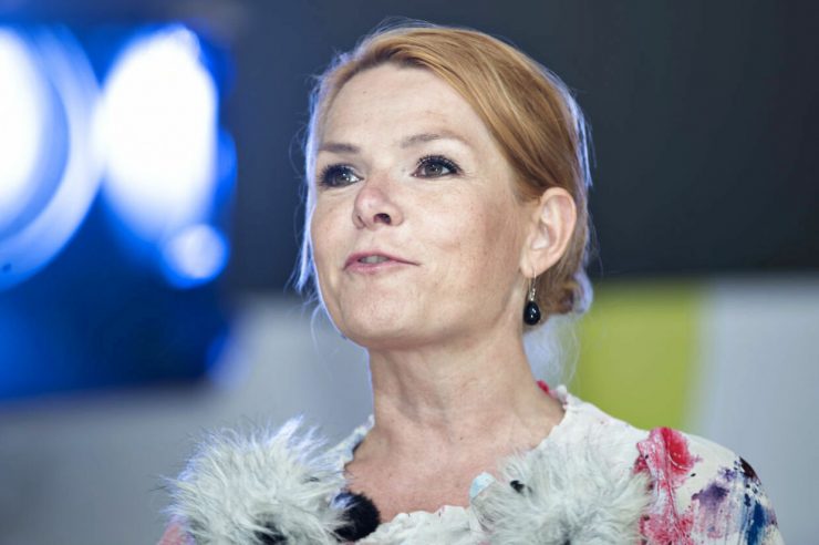 Bývalá dánská ministryně pro migraci stanula před soudem za to, že oddělila dětské manželky od jejich mužů