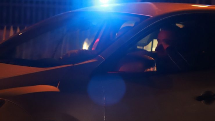 Francie: Muž s nožem se snažil ukrást policejní auto a křičel „Allahu akbar!“