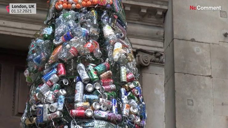 Londýn má vánoční stromek vyrobený z odpadků (video)