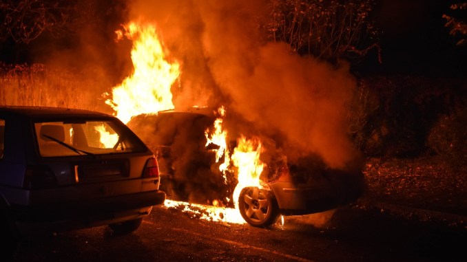 Francie: Další útok na policejní stanici – dvě policejní auta zapálena molotovovými koktejly (video)