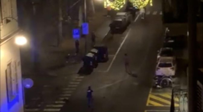 Itálie: Nahý Severoafričan útočil na ulici kuchyňským nožem (video)5 (7)