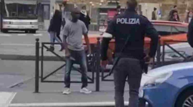 Řím: Nigerijec útočil nožem: „Je to naše země, nechceme tady bílé“ (videa)5 (8)