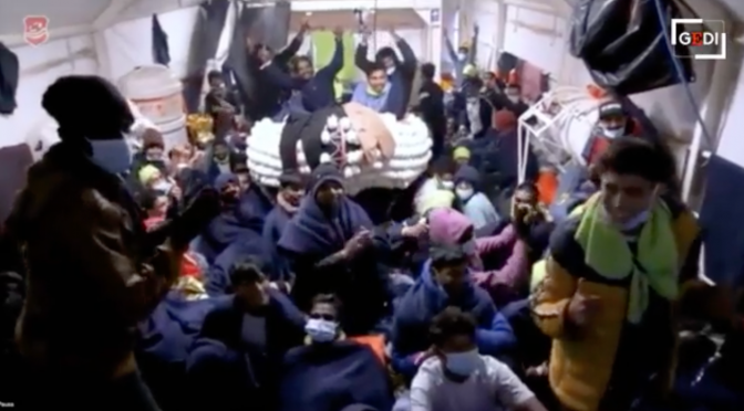 Podívejte se, jak to vypadalo na palubě lodi německé pašerácké neziskovky, když klientům oznámili, že přistávají v Itálii (video)