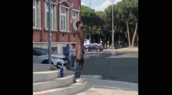 Další nahý Afričan v Římě – tentokrát si poměřoval „nádobíčko“ se sochou (video)