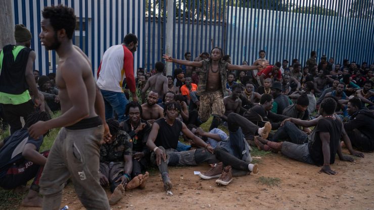 Asi 500 velmi agresivních Afričanů včera zaútočilo na hraniční plot v Melille, 13 policistů bylo zraněno5 (4)