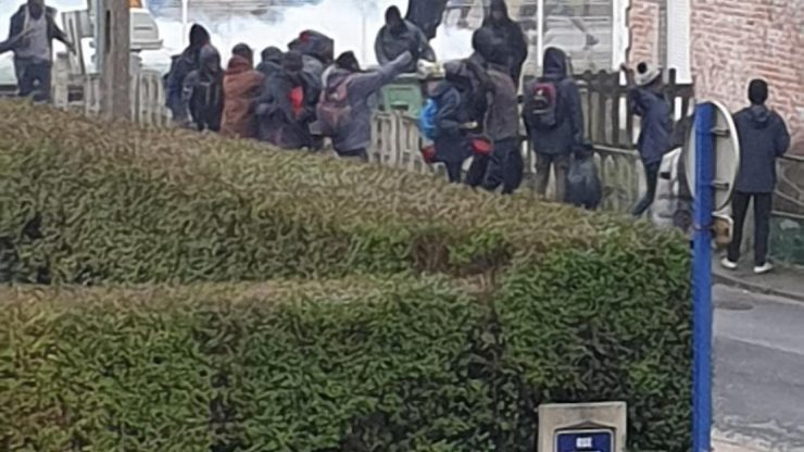 Francie: 15 zraněných policistů po velmi násilném útoku asi 100 invazistů v Calais