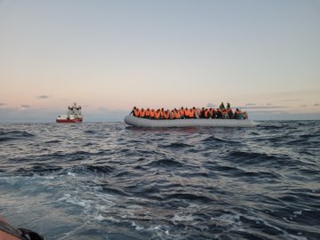Loď Ocean Viking vylovila přímo u břehů Libye 114 Afričanů, míří s nimi do Itálie