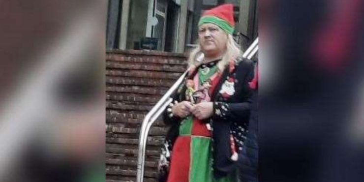 Velká Británie: 60letý transgender pedofil, který tvrdí, že je 5letá dívka, přišel k soudu oblečený jako elf4.8 (5)