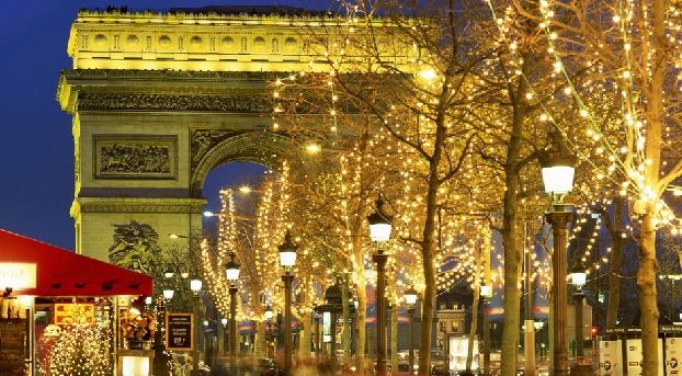 Radnice v Paříži odmítla postavit na náměstí tradiční vánoční strom, místní občané si ho přinesli sami (video)