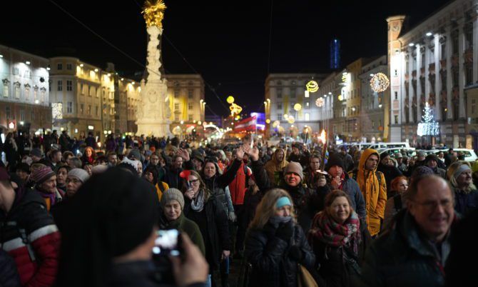 V Rakousku se o silvestrovské noci demonstrovalo, nejvíce lidí bylo v ulicích Lince (video)
