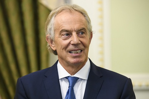 Válečný zločinec Tony Blair má být pasován na rytíře, Britové protestují