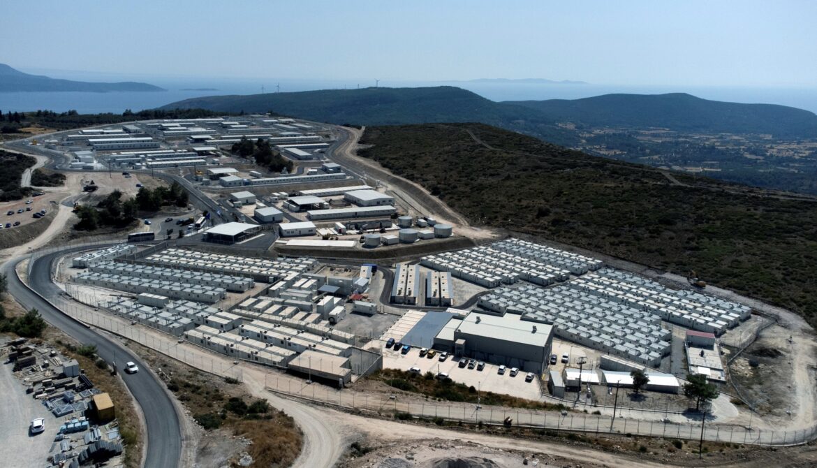 Obyvatelé řeckého ostrova Chios zablokovali zakotvení lodě, která vezla stavební stroje na výstavbu migračního centra (video)