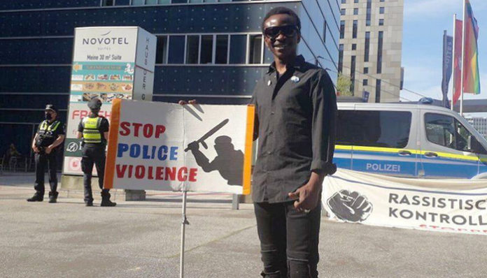Hamburk: Afričan zažaloval policii za to, že ho údajně kontroluje jen kvůli barvě pleti