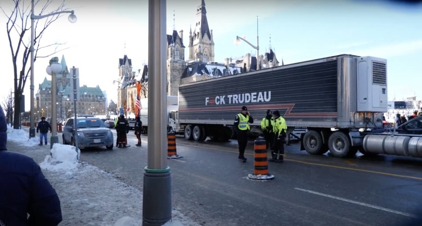 Účastníky největšího protestu v Kanadě nazval Trudeau extremisty a zanedbatelnou menšinou (videa)