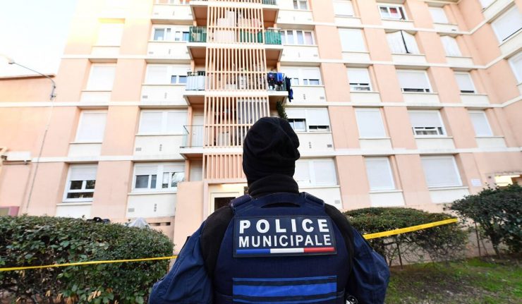 Francie: Arab přinesl na policejní stanici tašku s uříznutou hlavou a penisem