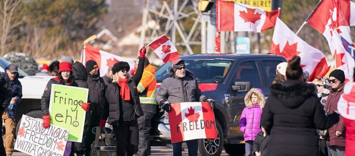 Kanadští řidiči kamionů neskončí v protestu, dokud Trudeau neodstoupí a dokud se nevrátí svoboda; hovoří i policista  (video)5 (4)