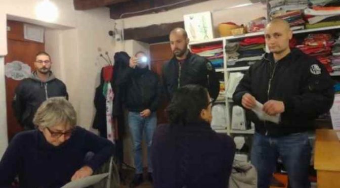 13 Italů přišlo na sraz promigračních neziskovek, kde přečetli prohlášení proti invazi, nyní za to byli odsouzeni do vězení (video)